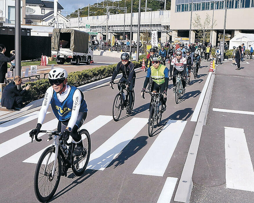 サイクリングに出発する参加者=加賀温泉駅前