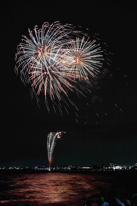 秋の夜空に打ち上がる花火＝１９日、藤沢市