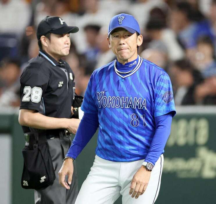 選手交代を告げるDeNA・三浦大輔監督＝東京ドーム（撮影・荒木孝雄）