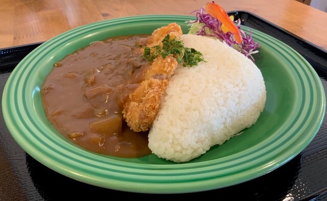 トンカツをトッピングしたボリューミーな「七越本店」のダムカレー