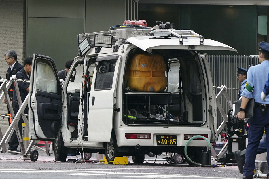 首相官邸前の柵に突っ込んだ車＝19日、東京都千代田区永田町