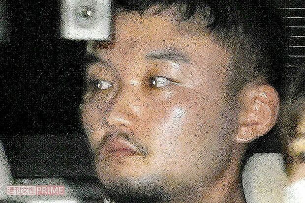 千葉県警鎌ケ谷署に車で入る河合優介容疑者＝10月22日午後9時59分