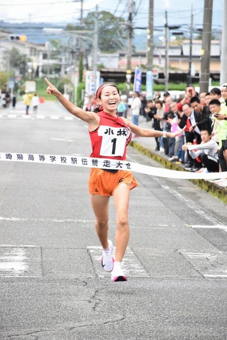 1位でフィニッシュする小林の石川美沙希主将＝宮崎県西都市で2024年10月26日午前11時10分、塩月由香撮影