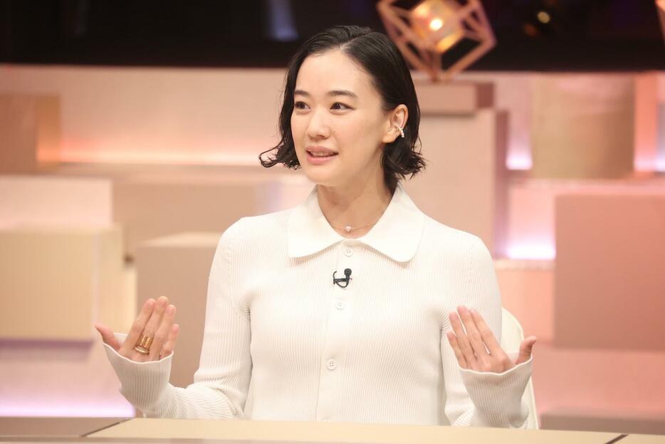 バラエティー番組「だれかtoなかい」に出演する蒼井優さん＝フジテレビ提供