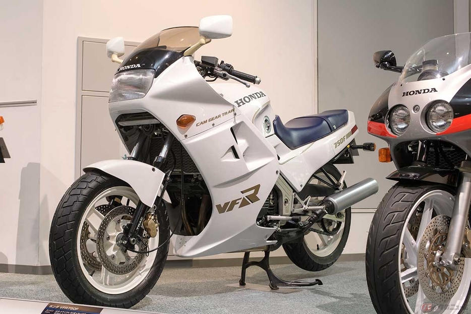 1986年に発売されたホンダ「VFR750F」は、第2世代となるV型4気筒エンジンをアルミフレームに搭載するスポーツツアラーだった