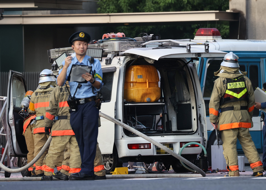 首相官邸前のバリケードに突っ込んだ車両（一部画像処理をしています）＝１９日午前、東京都千代田区