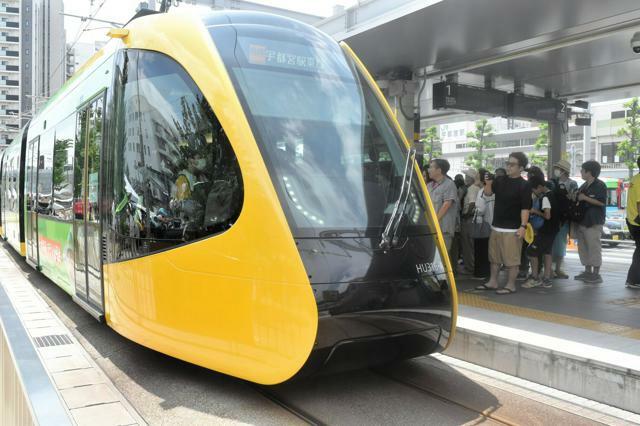 宇都宮市と栃木県芳賀町を結ぶ次世代型路面電車（LRT）=2024年8月25日午前11時58分、宇都宮市、石原剛文撮影