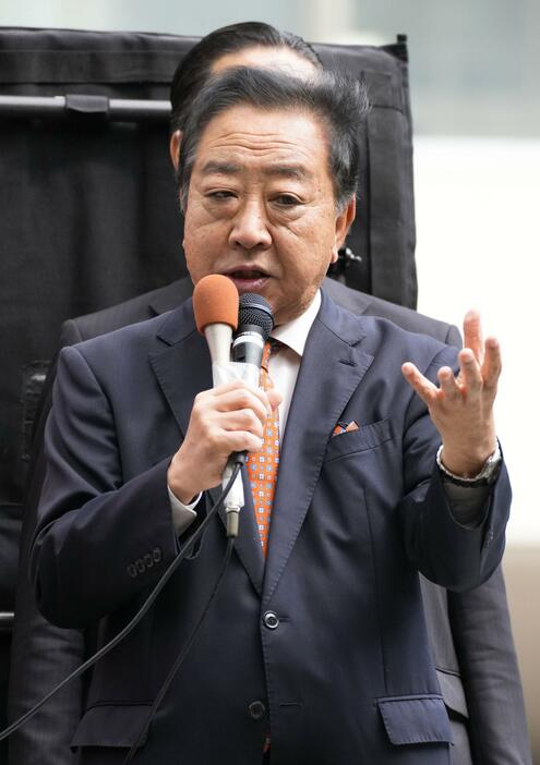 街頭演説する立憲民主党の野田代表＝20日午前、東京都荒川区