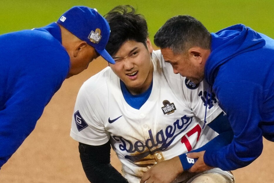 あまりの激痛に顔を歪める大谷。(C)Getty Images