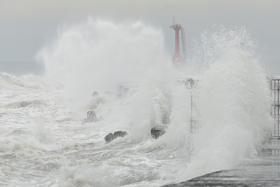 　１０月２日、台風１８号（クラトン）が接近している台湾では、学校が休校となり、企業活動や金融市場の取引が休止した。高雄で１日撮影（２０２４年　ロイター／Ann Wang）