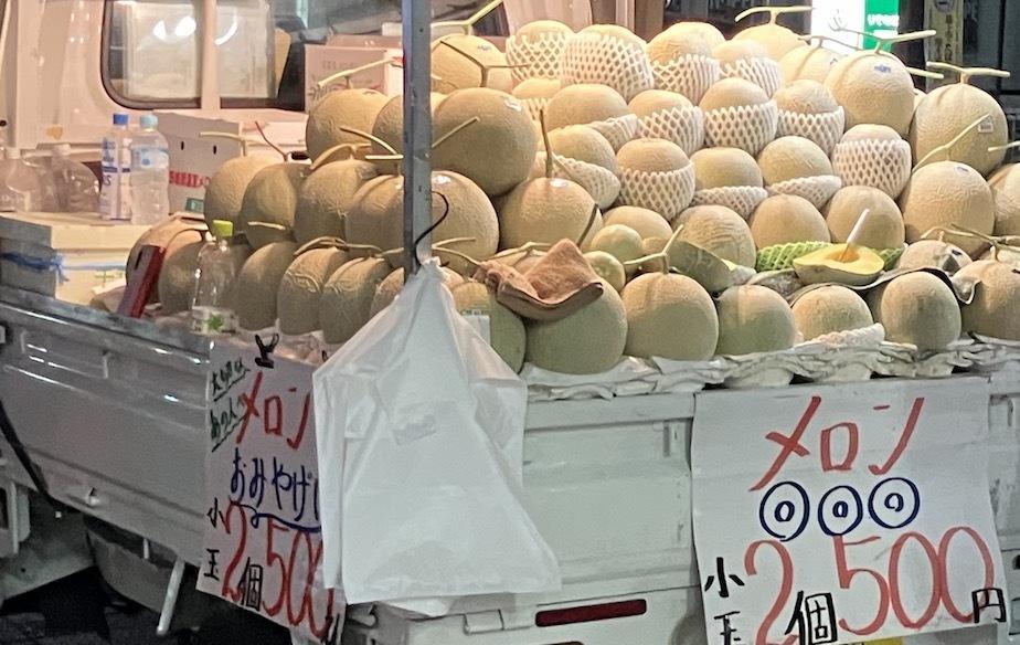 東京都内のある駅の前では軽トラに積まれたメロンが売られていた