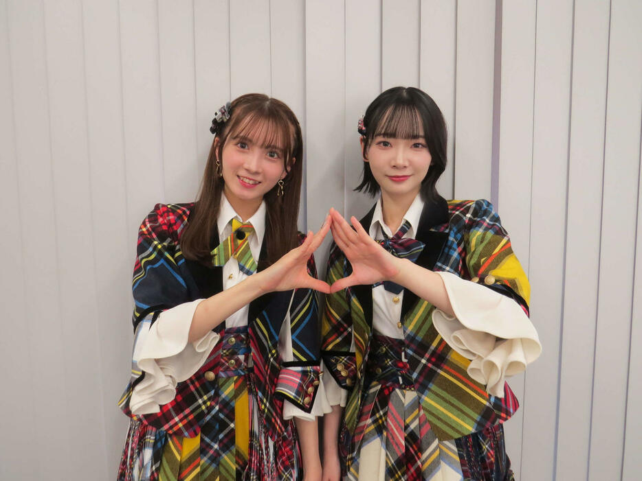 北海道出張公演をPRする（左から）AKB48の水島美結と成田香姫奈（撮影・本間翼）