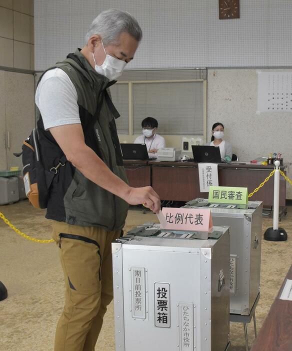 衆院選の期日前投票が始まり、1票を投じる有権者=ひたちなか市役所