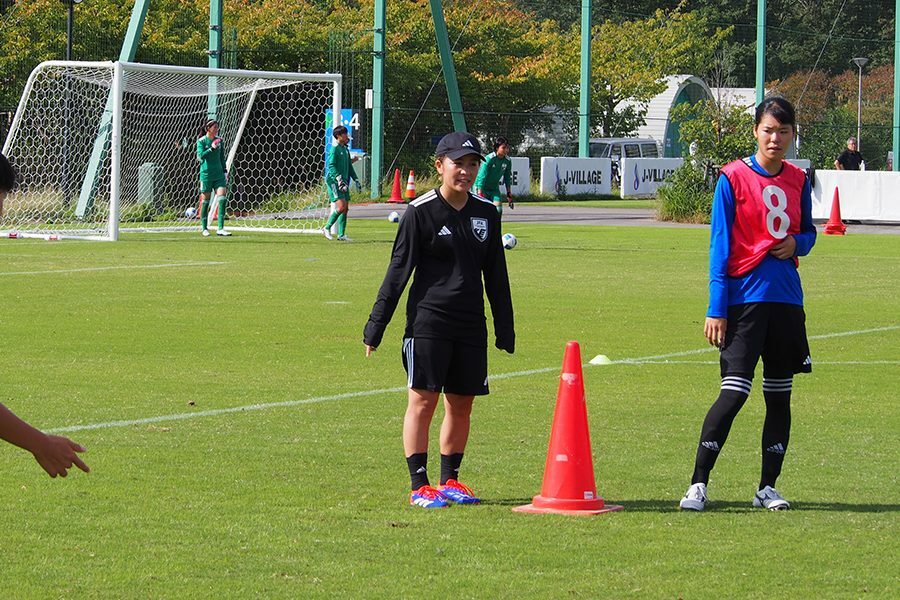 岩渕真奈さんもトレーニングコーチとして指導をした【写真：FOOTBALL ZONE編集部】