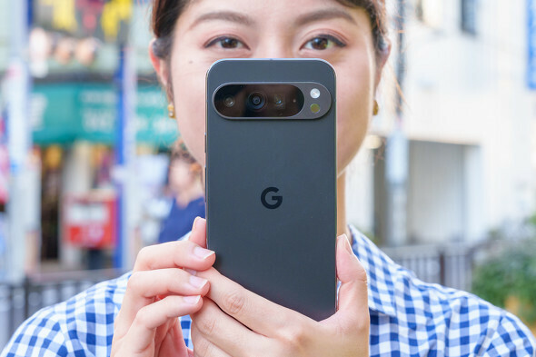 Pixel 9 Pro XL（Pixel 9 Proの大きい方）。先代の「Pixel 8 Pro」と重さは10gと違わないのだが、ちょっとズシっと感じる