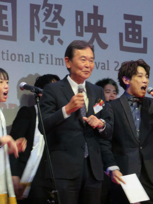 「キネコ交際映画祭」のオープニングセレモニーで、音楽にのってピンク・レディー風？　の振付を披露する都倉俊一文化庁長官