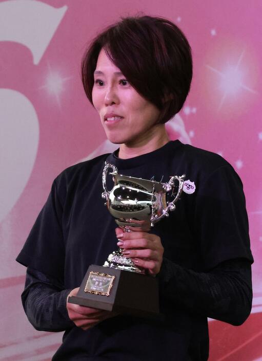 細川裕子が今年3度目のV。優勝カップを手にした