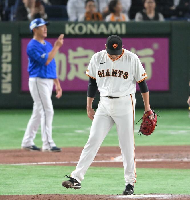 　７回、オースティンに勝ち越しソロを浴び、マウンドを蹴る菅野（撮影・伊藤笙子）