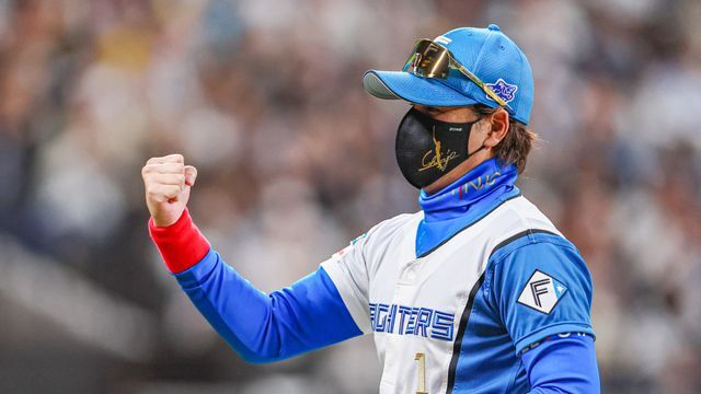 勝利しガッツポーズを見せる日本ハム・新庄剛志監督【写真：時事】