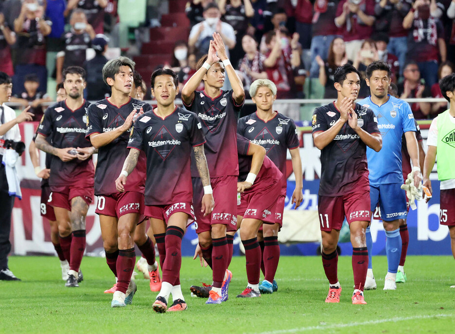 決勝進出を決め、歓声に応える神戸イレブン＝２７日、ノエビアスタジアム神戸