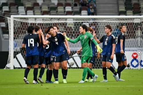 試合後、勝利をチームメイトと分かち合う主将の山下（中央）　[写真]=金田慎平