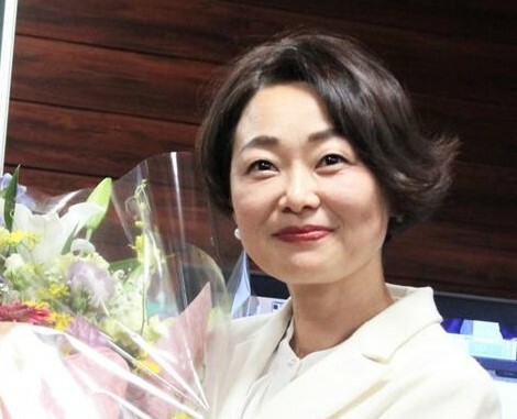 花束を受け取る立憲民主党の安藤氏＝27日、松戸市