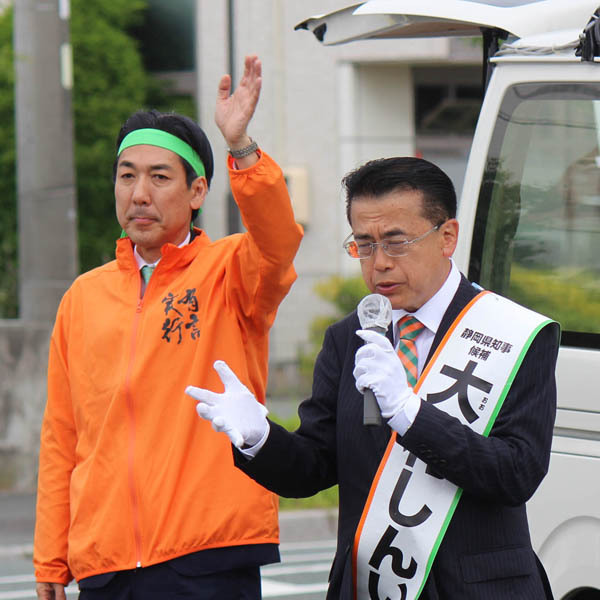 静岡県知事選の“しこり”に苦しむ城内実氏（経済安保相、右は自民が推薦した大村慎一氏＝2024年5月）／（Ｃ）日刊ゲンダイ