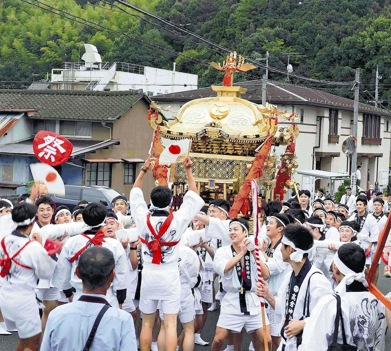 神輿を担ぐ若者たち（京都府舞鶴市で）