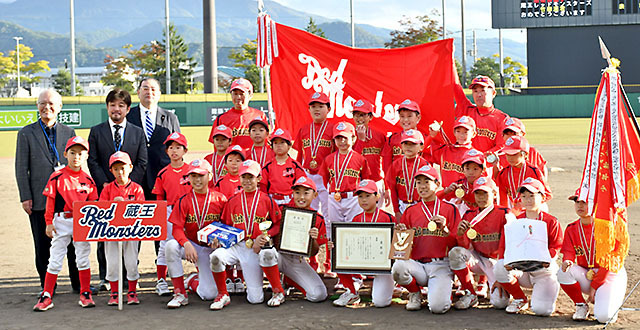 初優勝した蔵王レッドモンスターズの選手たち＝山形市・きらやかスタジアム