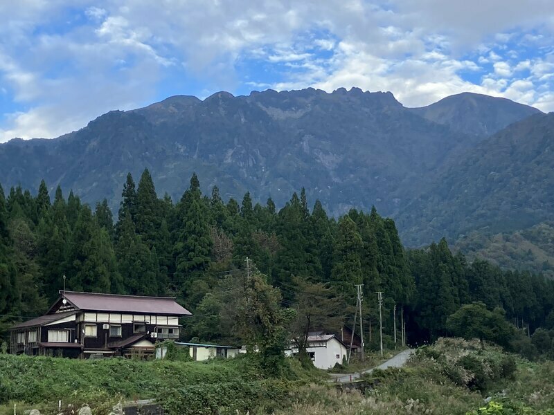 麓の集落から見上げてみても、険しい稜線歩きが待っていることが想像できる