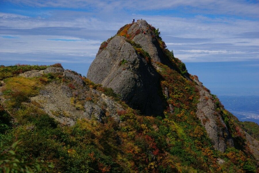 よく見ると上に人影が見えます。このような岩峰を8つ続けて越えていきます