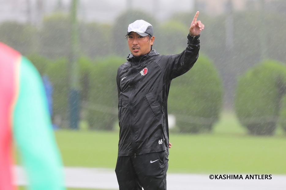 鹿島アントラーズのトレーニングを行なう中後雅喜監督（写真◎KASHIMA ANTLERS）