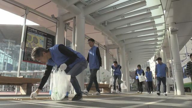 県内１２９駅を清掃　県信用金庫協会（福井駅前）