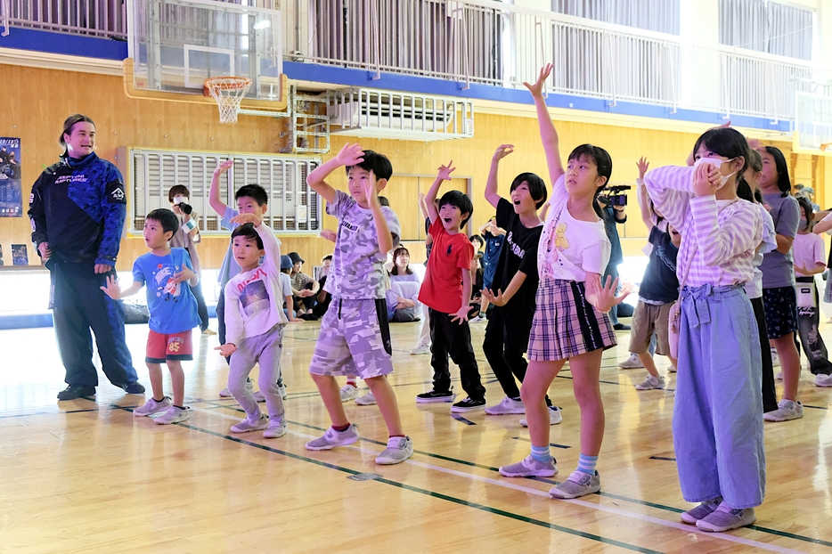 Dリーガーとダンスを楽しむ小学生たち