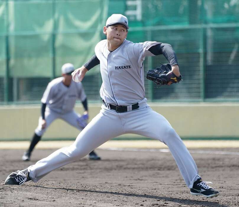 2024年03月22日に鳴尾浜で阪神戦に登板し、くふうハヤテを初勝利に導いた早川太貴。異色の経歴を持つ右腕だ