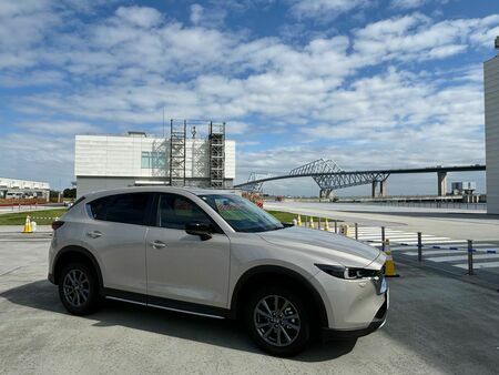 CX-5のアウトドア志向モデル「Field Journey」。東京湾の近くにて（写真：筆者撮影）