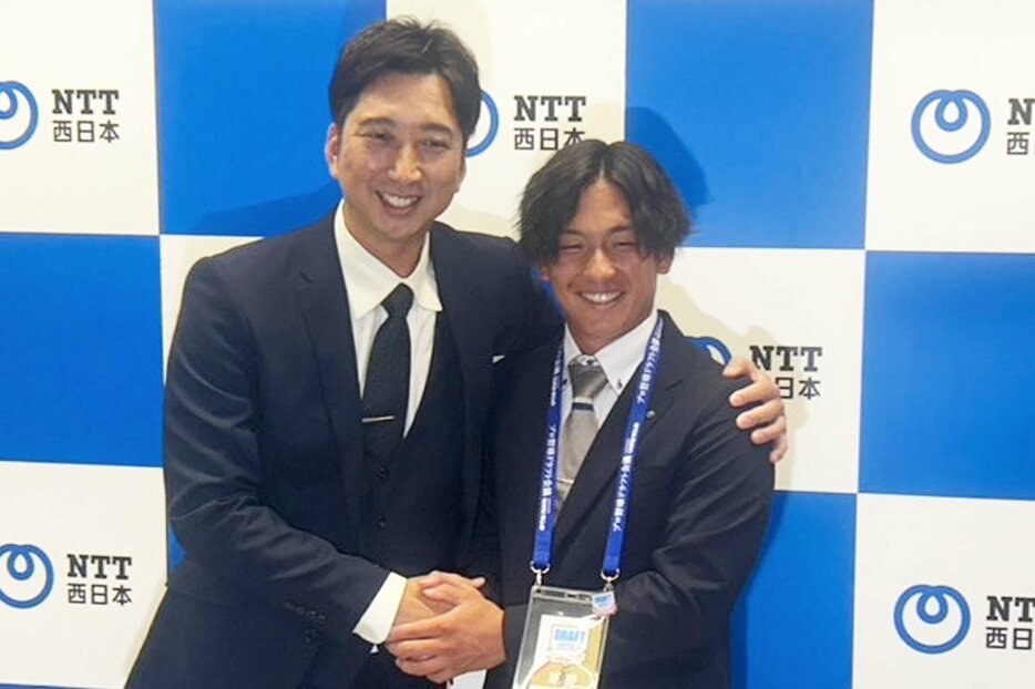 阪神・藤川新監督(左)とガッチリ握手した１位指名のNTT西日本・伊原陵人