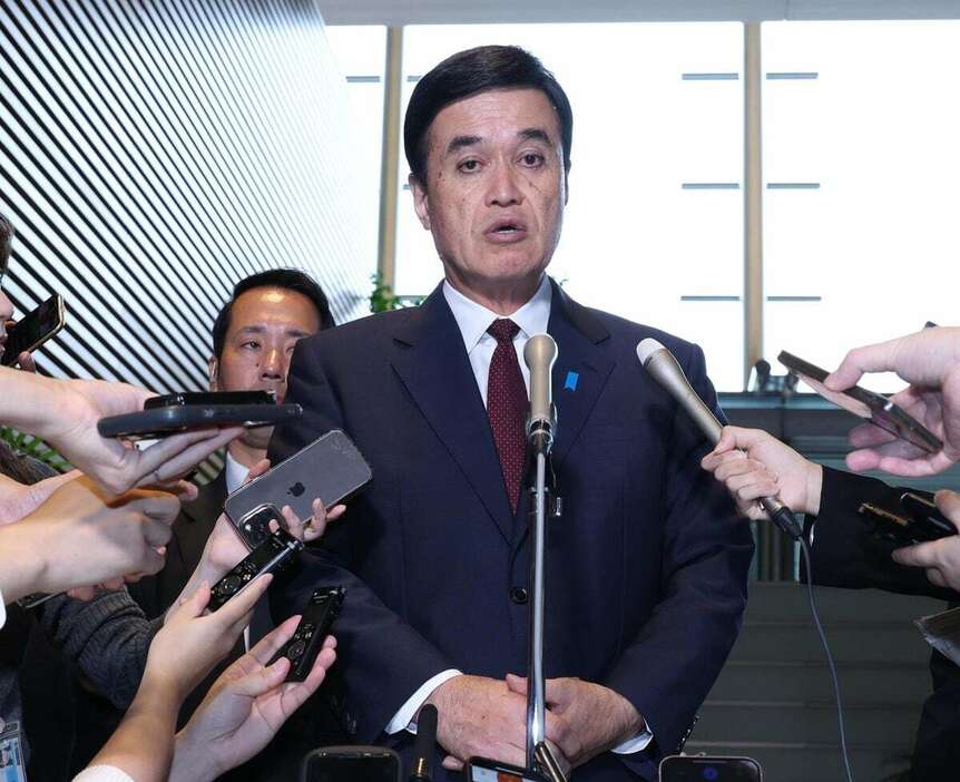 閣議後、取材に応じる小里泰弘農水相＝29日、首相官邸