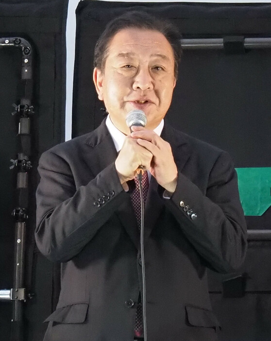 ＪＲ浦和駅前で街頭演説する立憲民主党の野田佳彦代表＝２２日午後、さいたま市