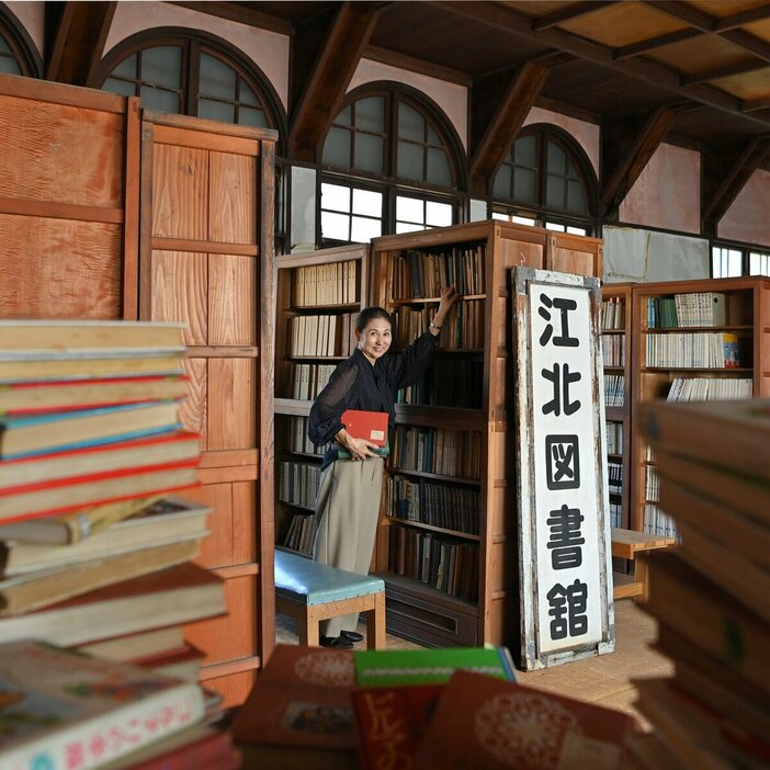 江北図書館館長：久保寺容子さん（くぼでら・ひろこ）／1963年生まれ、滋賀県出身。大学卒業後、図書館や博物館に勤務。江北図書館で臨時職員として勤務後、2016年から8年間、古書店「あいたくて書房」を営む。21年、図書館の理事兼館長に就任（撮影／写真映...