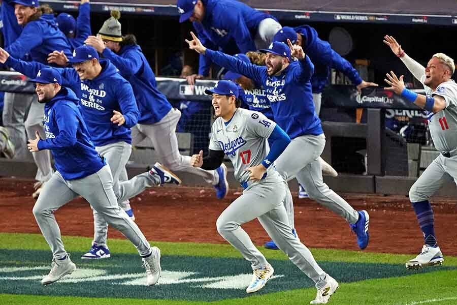 ワールドシリーズを制しベンチを飛び出すドジャースの大谷翔平【写真：ロイター】