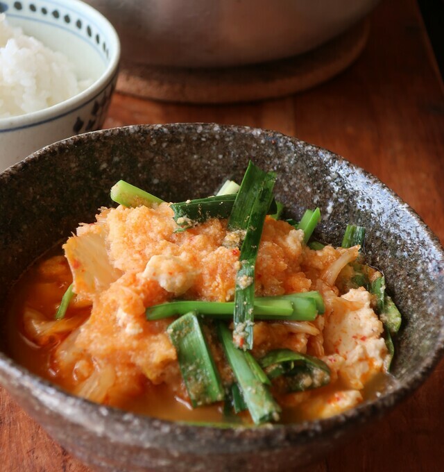 豚肉とキムチの煮ものにもおから。おからが味を吸って具材にしっかりからむので、薄味にしたい時にも便利。