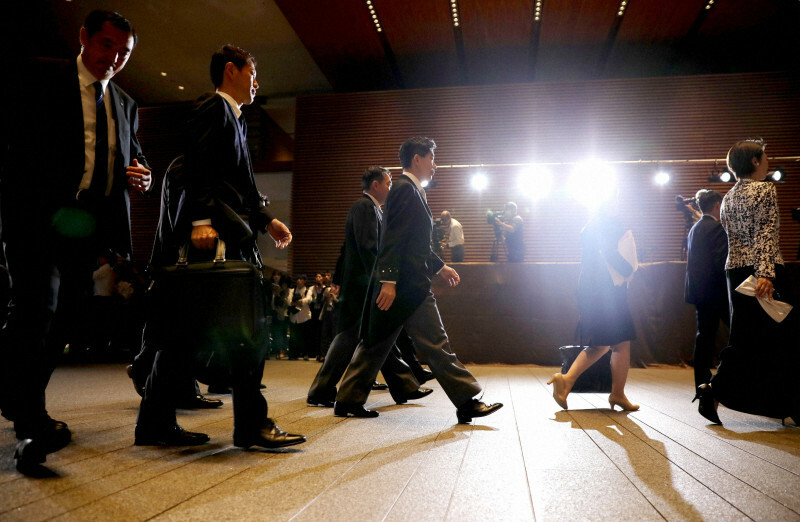 皇居での認証式のため首相官邸を出る新閣僚たち＝2024年10月1日午後6時10分、宮武祐希撮影