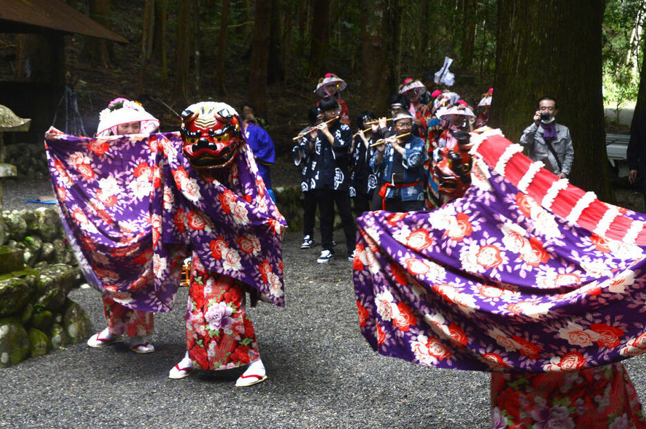 伝統の勝坂神楽を披露する一行＝浜松市天竜区春野町豊岡