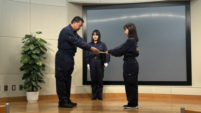 指定書を受け取る上野梓さん