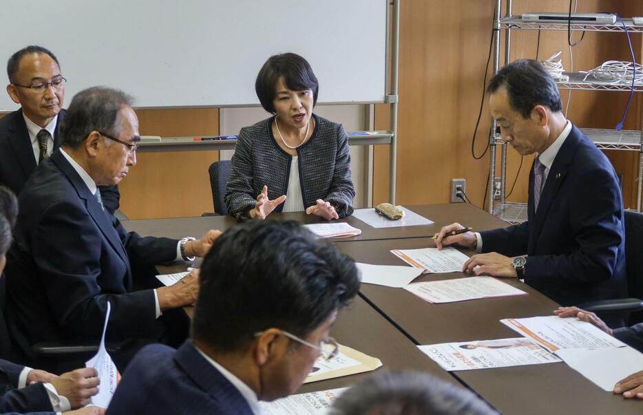 兵庫県庁で自民党の一部議員と面会し、知事選の公約を説明する稲村和美氏（奥中央）＝28日午後