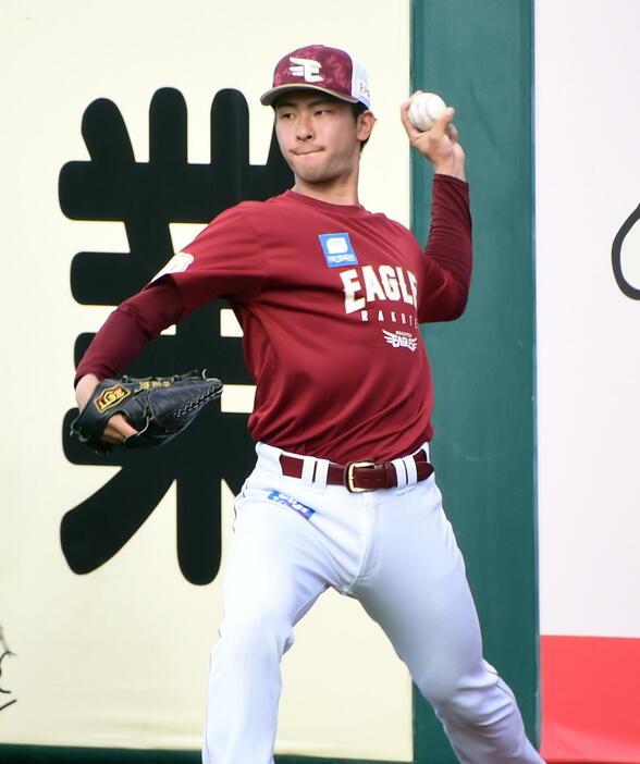 秋季キャンプで練習する楽天古謝（撮影・山田愛斗）