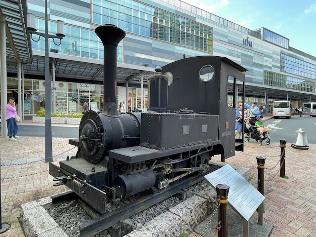 熱海駅前広場の「熱海軽便鉄道7機関車」