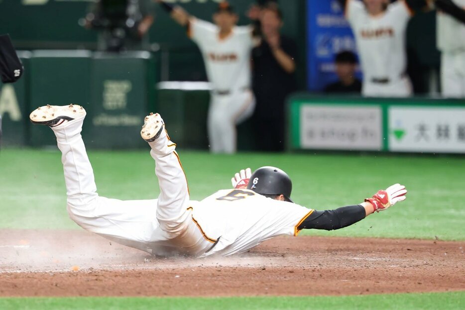 ヘッドスライディングで生還する坂本勇人