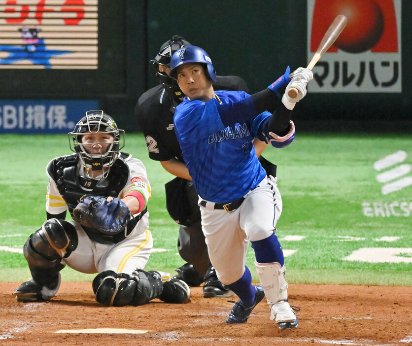 プロ野球の日本シリーズは第３戦が行われ、ＤｅＮＡがソフトバンクを４―１で破って初勝利を挙げ、通算１勝２敗とした。写真は５回、勝ち越しのソロ本塁打を放つＤｅＮＡの桑原（右）＝２９日、みずほＰａｙＰａｙ